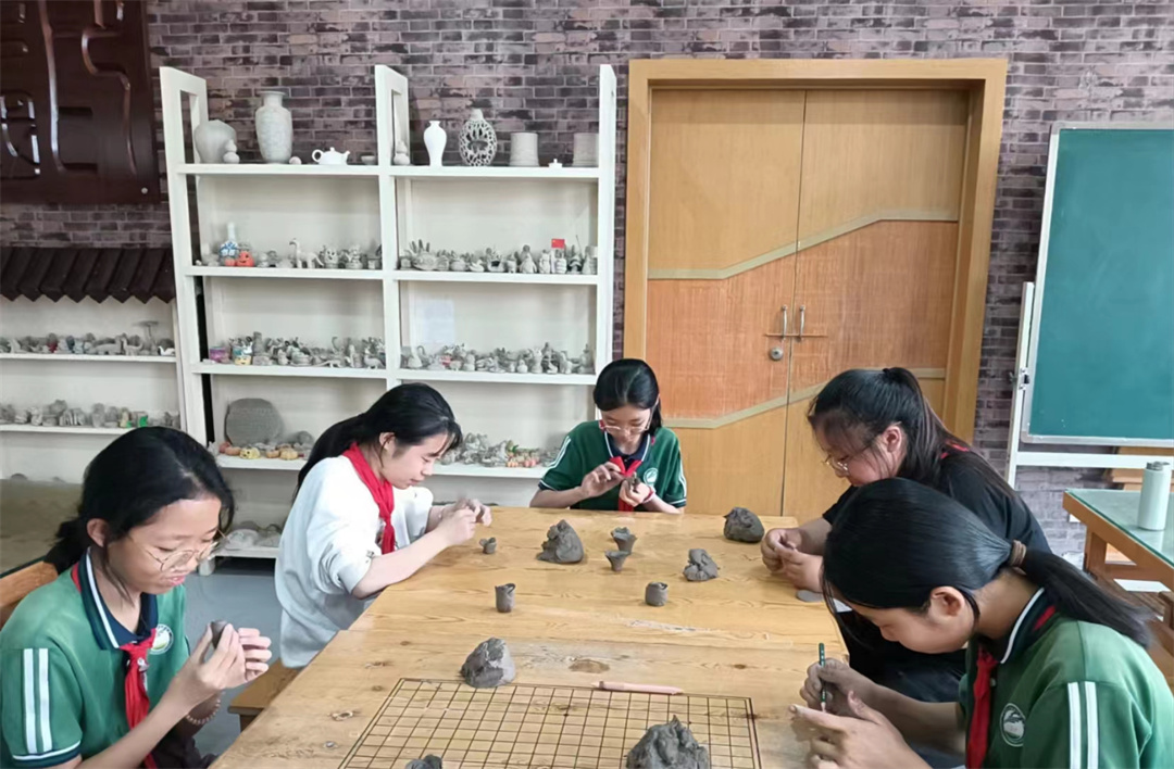 1714356653588030.jpg “大國小工匠”――盛世長安小學陶藝社團開展“五一”指尖創意技能競賽活動04.jpg